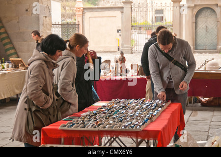 Les gens parcourant at a market stall, à Bergame, Italie Banque D'Images