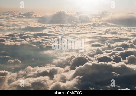 Photo à partir de la cabine de l'avion au-dessus des nuages. Banque D'Images