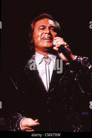 ENGELBERT HUMPERDINCK (Gerry Dorsey) UK singer en février 1998. Banque D'Images