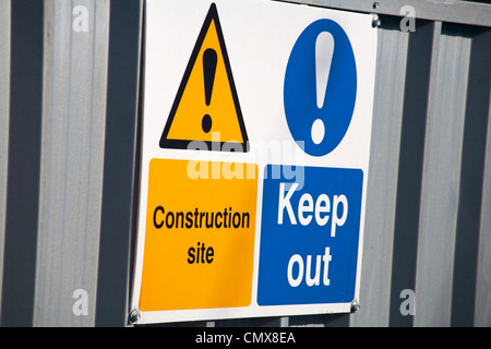 Panneau de signalisation pour les travaux de construction à Poole, Dorset UK en janvier Banque D'Images