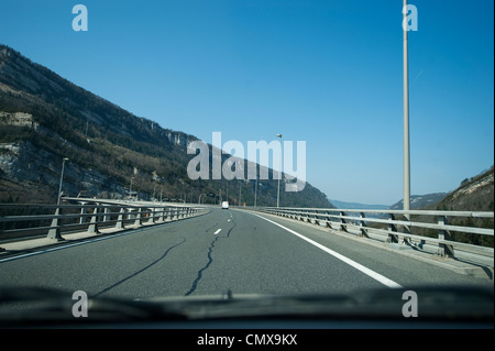 Approcher le Tunnel de Chamoise à travers les montagnes du Jura sur l'Autoroute des Titans en direction nord à partir de Genève près de Nantua Banque D'Images