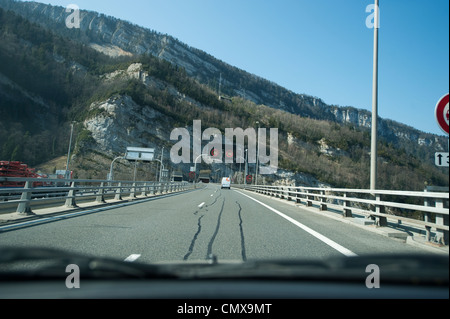 Tunnel de Chamoise par un escarpement dans les montagnes du Jura sur l'Autoroute des Titans en direction nord à partir de Genève près de Nantua Banque D'Images