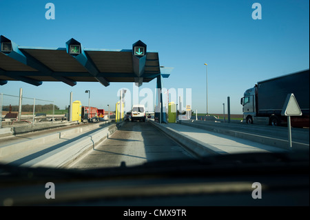 Approche d'une barrière de péage sur l'Autoroute des Anglais A26 en direction du nord dans le nord de la France Banque D'Images