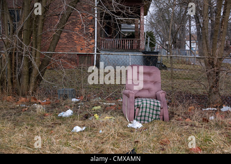 Trashed meubles en cour avant, abandonné et maisons vacantes, Detroit Michigan USA Banque D'Images