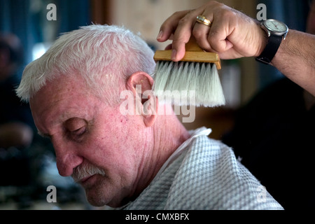 London, Ontario, Canada - le 28 mars 2012. Vincenzo Ioele de 'Vince's Barber Shop" s'occupe de client régulier George Stovel. Banque D'Images