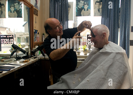 London, Ontario, Canada - le 28 mars 2012. Vincenzo Ioele de 'Vince's Barber Shop" s'occupe de client régulier George Stovel. Banque D'Images