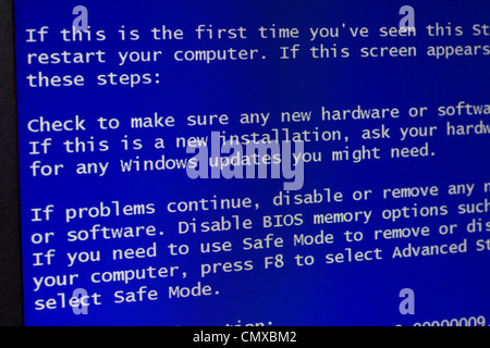Close-up de l'ordinateur s'est écrasé montrant l'écran bleu de la mort Banque D'Images