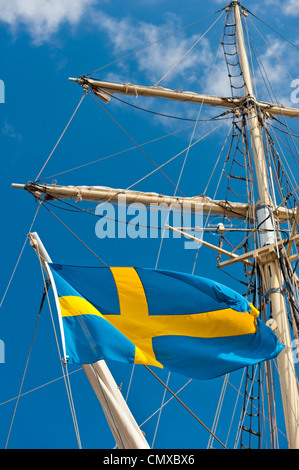 La Suède, Simrishamn, drapeau suédois sur l'ancien bateau à voile Banque D'Images