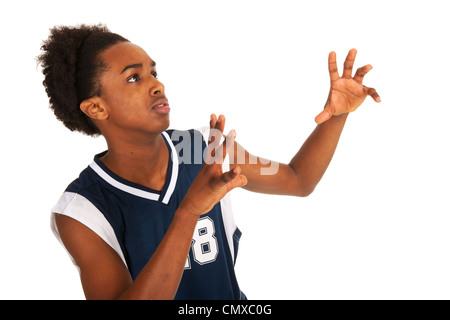 Joueur de basket-ball Noir debout dans le studio Banque D'Images