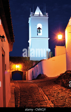 Le Portugal, l'Alentejo : vue nocturne de la Torre de Relogio et la Rua de Santiago dans le village historique de Monsaraz Banque D'Images