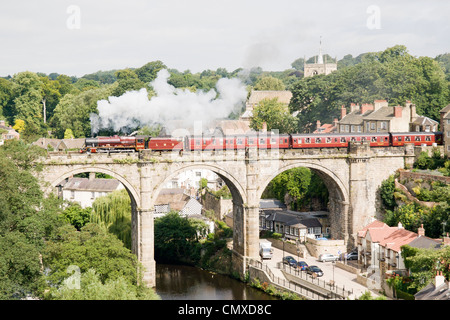 Locomotive à vapeur tirant un train de voyageurs sur la ligne principale à Knaresborough Banque D'Images