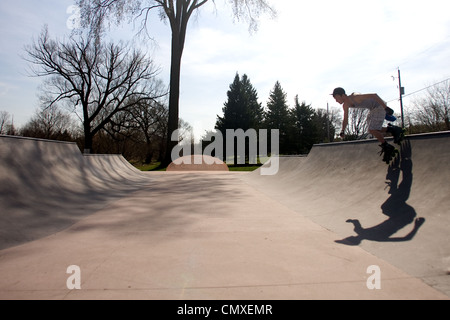 Les patineurs et les cyclistes bmx utiliser un skate park à Londres, Ontario Canada. Banque D'Images