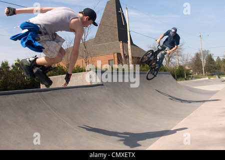 Les patineurs et les cyclistes bmx utiliser un skate park à Londres, Ontario Canada. Banque D'Images