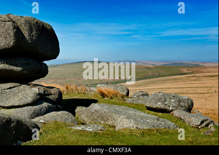 Dans le cadre de granit du parc national de Dartmoor avec Devon, Angleterre avec des affleurements de granit et de scène d'hiver moorland blue skys. Banque D'Images