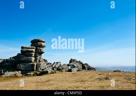 Dans le cadre de granit du parc national de Dartmoor avec Devon, Angleterre avec des affleurements de granit et de scène d'hiver moorland blue skys. Banque D'Images