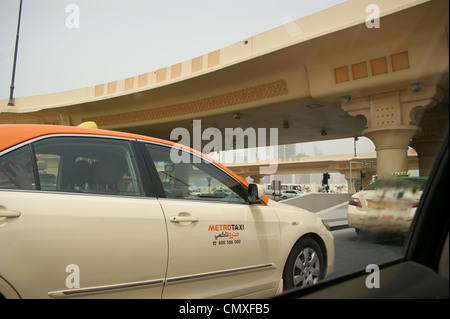 Taxi à Dubaï voir à travers une fenêtre de taxi, Émirats arabes unis, ÉMIRATS ARABES UNIS Banque D'Images