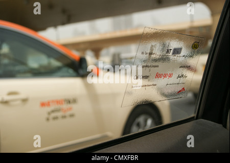 Taxi à Dubaï vu à travers une fenêtre de taxi, Émirats arabes unis, ÉMIRATS ARABES UNIS Banque D'Images