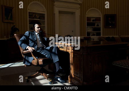 Le président Barack Obama parle au téléphone avec le Premier ministre britannique, David Cameron, dans le bureau ovale le 13 février 2012 à Washington, DC. L'appel était de discuter de la situation en Syrie et Cameron's la prochaine visite à l'US. Banque D'Images