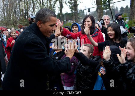 Le président Barak Obama salue des étudiants de l'école élémentaire de Medina, 17 février 2012 à Médine, WA. Banque D'Images