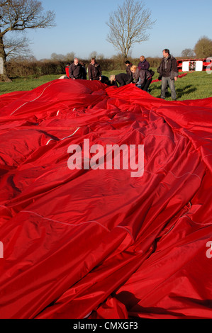 Les passagers et l'équipage de l'aide à la vierge après un vol en montgolfière dans la région de South Norfolk, UK Banque D'Images