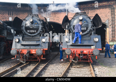 Locomotives à vapeur allemand en cours de nettoyage à vapeur Hilbersdorf Shed Banque D'Images