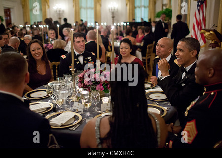 Le président Barack Obama parle avec les membres de l'armée et des invités lors d'un ministère de la Défense le dîner dans l'East Room de la Maison Blanche le 29 février 2012 à Washington, DC. Banque D'Images