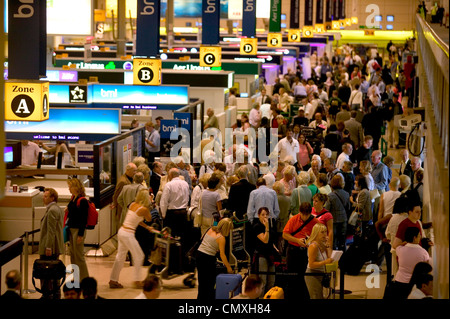 Des comptoirs dans les salles d'embarquement à l'aéroport d'Heathrow Banque D'Images