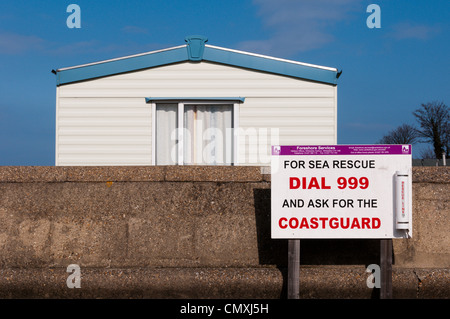 Signe de la Garde côtière sur la digue à Whitstable, dans le Kent. Banque D'Images