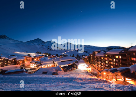 La station de ski alpin français village de Belle Plagne, à 2050 mètres d'altitude avec piste groomers sur les coteaux de l'éclairage de nuit. Banque D'Images