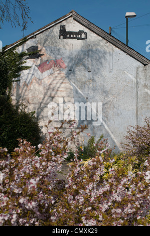 L'homme avec le cochon sur le mur, Kippax (M. Kershaw) Banque D'Images