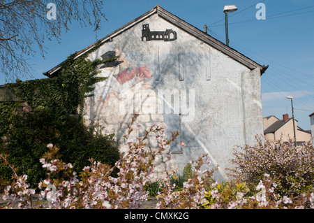 L'homme avec le cochon sur le mur, Kippax (M. Kershaw) Banque D'Images