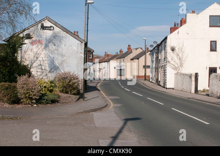 L'homme avec le cochon sur le mur, Kippax (M. Kershaw) Banque D'Images