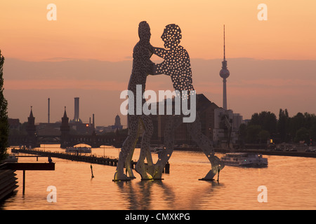 Les hommes moléculaire sculpture à Spree avec Alex TV Tower en arrière-plan, Berlin, Allemagne Banque D'Images