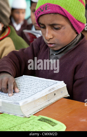 Lire le Coran élève Madrasa Madrasa, Imdadul Uloom, Dehradun, Inde. Banque D'Images