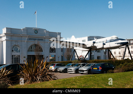 Un avion s'étendant sur l'entrée de la maison de l'aéroport, le terminal de l'origine de l'ancien aéroport de Croydon. Banque D'Images