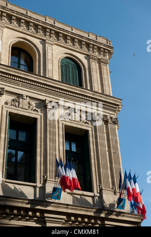 Drapeaux français sur le coin extérieur de l'édifice européen. Banque D'Images