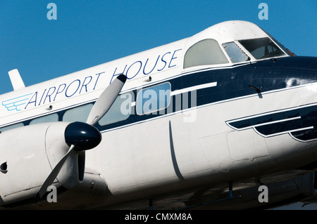 Un avion de Havilland Heron à l'extérieur de la maison de l'aéroport, l'ancien terminal de l'Aérodrome de Croydon. Banque D'Images