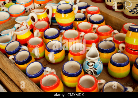 Variété de pots en céramique bijou artisanal au marché plein air au Mexique. Banque D'Images