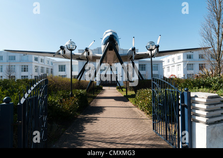 Un avion s'étendant sur l'entrée de la maison de l'aéroport, le terminal de l'origine de l'ancien aéroport de Croydon. Banque D'Images