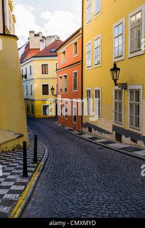 Maisons colorées bordent les rues pavées de Prague, République Tchèque Banque D'Images