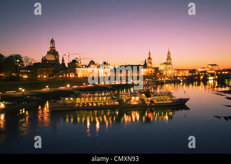 Deutschland, Dresde, vue panoramique depuis le pont sur la rivière Elbe, Fraunekirche au coucher du soleil, l'Église Hofkirche, l'opéra Semper, tour bo Banque D'Images