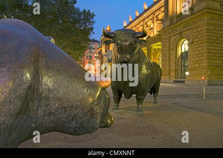 Allemagne, Francfort, bourse, Bull and Bear, crépuscule Banque D'Images