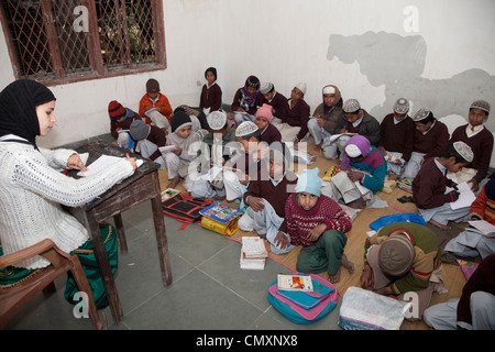 Les étudiants en cours d'anglais Madrasa Madrasa, Imdadul Uloom, Dehradun, Inde. Banque D'Images
