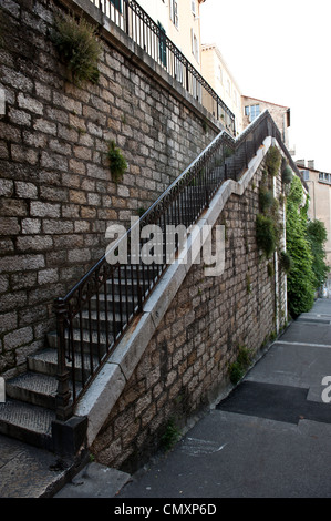 Escalier qui monte du côté d'un bâtiment. Banque D'Images