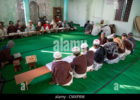 Les étudiants qui étudient en Madrasa Imam, mosquée avec Imdadul Madrasa Uloom, Dehradun, Inde. Banque D'Images