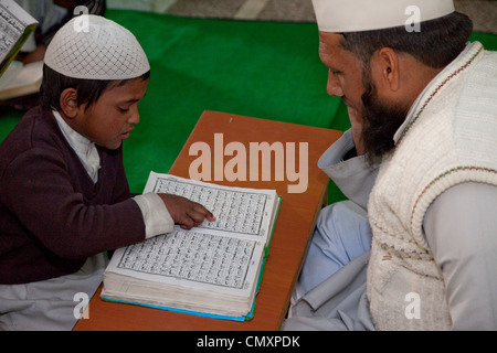 Student Reading Madrasa le Coran pour son Imam, Madrasa Imdadul Uloom, Dehradun, Inde. Banque D'Images