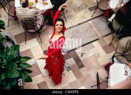 Danseuse de flamenco en costume traditionnel, dansez. Tampa, Ybor City, États-Unis Banque D'Images