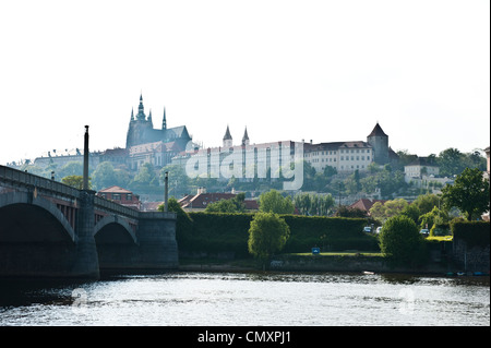 L'humidité d'une brume sur la rivière Vltava en République tchèque. Banque D'Images