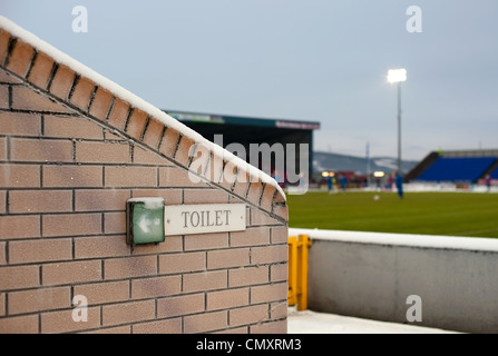 Un signe pour les toilettes à l'Inverness Caledonian Thislte Tulloch stadium en hiver avec la neige sur le mur Banque D'Images