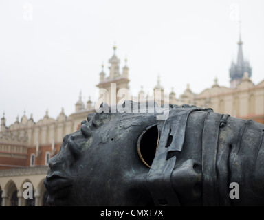 Grande sculpture en bronze d'une tête par artiste Igor Mitoraj dans la place principale, Pologne Banque D'Images